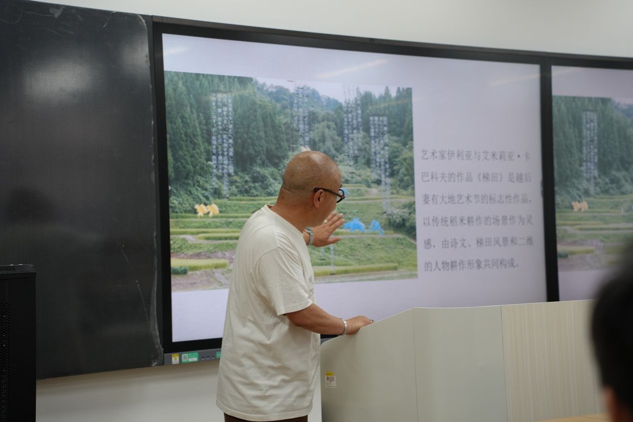 男人看着屏幕AI 生成的内容可能不正确。