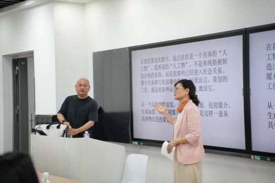 男人和女人在房间里玩体感游戏AI 生成的内容可能不正确。