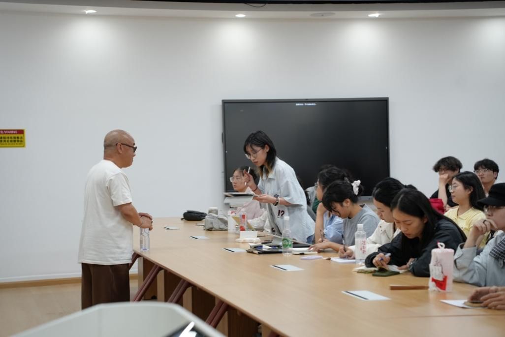 一群人坐在桌子前AI 生成的内容可能不正确。