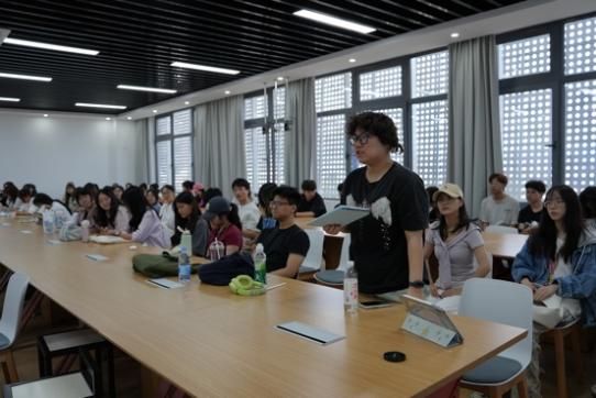 会议室里的人们AI 生成的内容可能不正确。